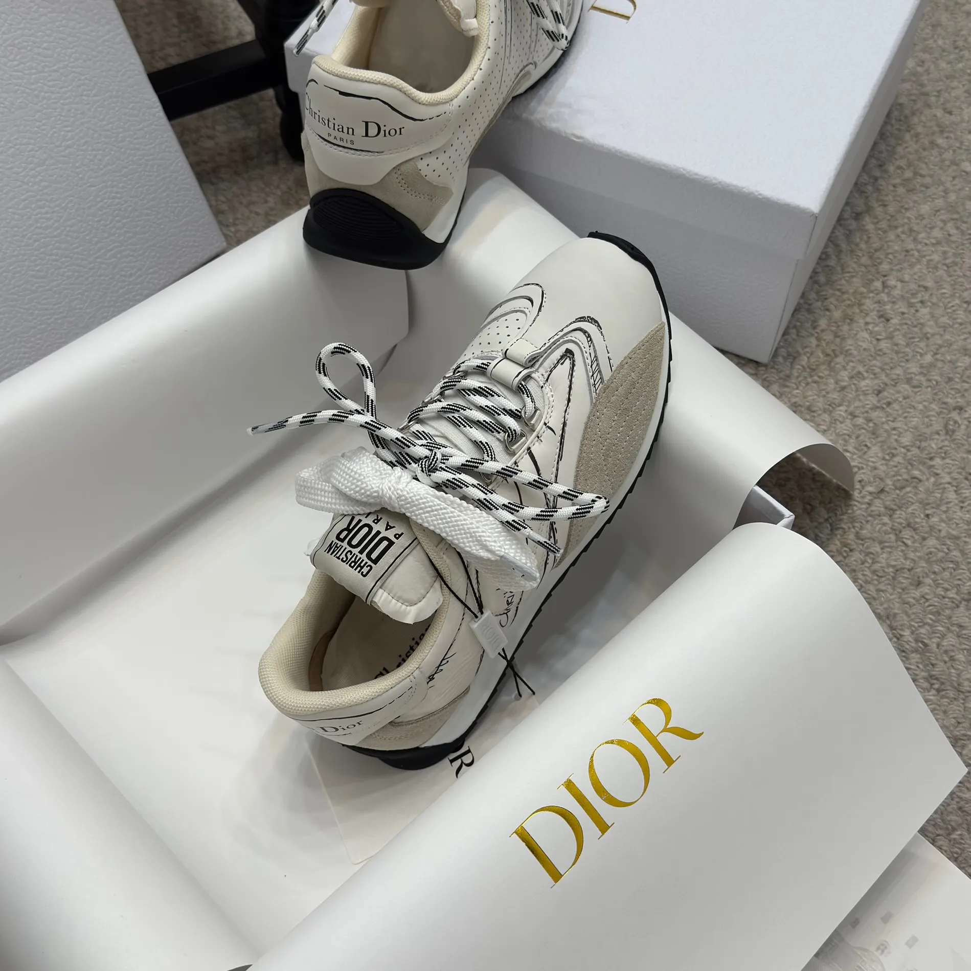 👟👟Ex-factory price 580👟👟 Original purchase and development 𝐂h𝐑𝐈𝐒𝐓𝐈𝐀𝐍 𝐃𝐈or This Dior Vibe Dior sneaker incorporates Dior's haute couture spirit and reinterprets the classic running shoes, moral training shoes. Forrest Gump shoes. Matched with Oblique Printed 3D printing technology reproduces the original fabric to create a contrasting modern style. The details are displayed with a 3D effect, and the iconic details of the logo decoration on the side and back are further embellished. It complements various casual or elegant items to create a modern look.  ✅The tongue is decorated with the Christian Dior PARIS Logo in 3 different colors and overlapping fabric lines. It is consistent with the original version. It is full of details. Welcome to compare and compare with the ordinary version on the market. ✅The original rubber TPU sole is decorated with the DIOR logo. The convex and concave rubber sole is decorated with the Christian Dior lucky star symbol. ✅Size: 35-40 (41 can be customized)